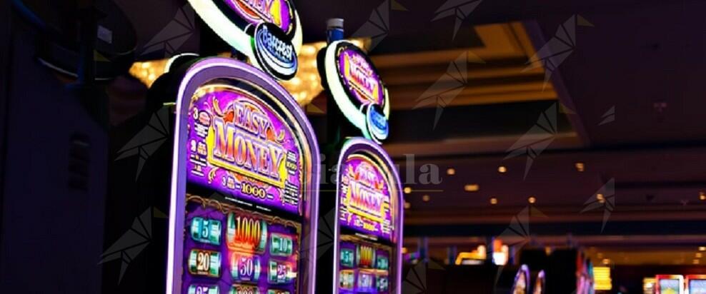 Bracciante agricolo col vizio del gioco perde tutto alle slot machine e poi denuncia di essere stato vittima di una rapina. Denunciato