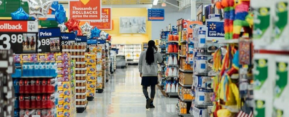 In borsa pezzi di formaggio e confezioni di cioccolatini: due donne sorprese a rubare in un supermercato