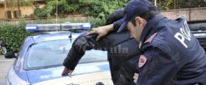 Sfonda vetrina della tabaccheria, danneggia l’interno e ruba pacchetti di sigarette. Arrestato item-thumbnail