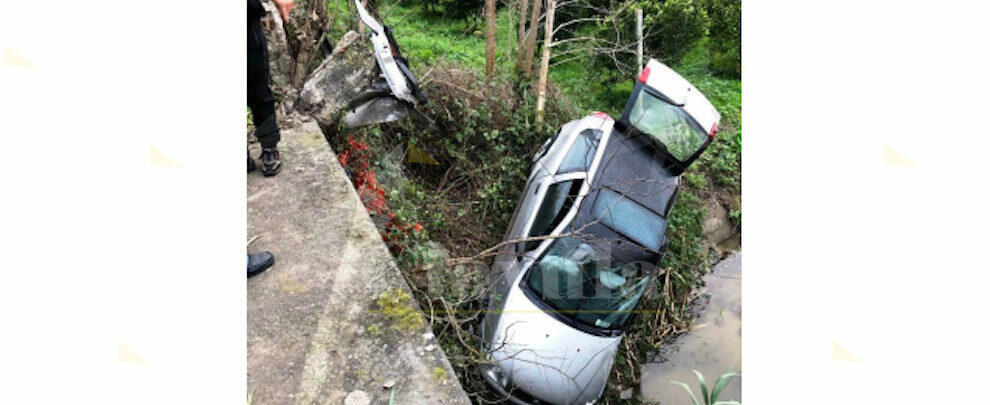 Tragedia in provincia di Reggio Calabria, auto sbanda e finisce in un canalone. Un morto