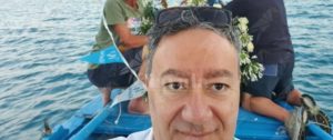 Ennesima gaffe del sindaco di Riace: “Ho le spalle alte” (invece che larghe). E il web si mobilita con la raccolta fondi: “Un busto per Antonio” item-thumbnail