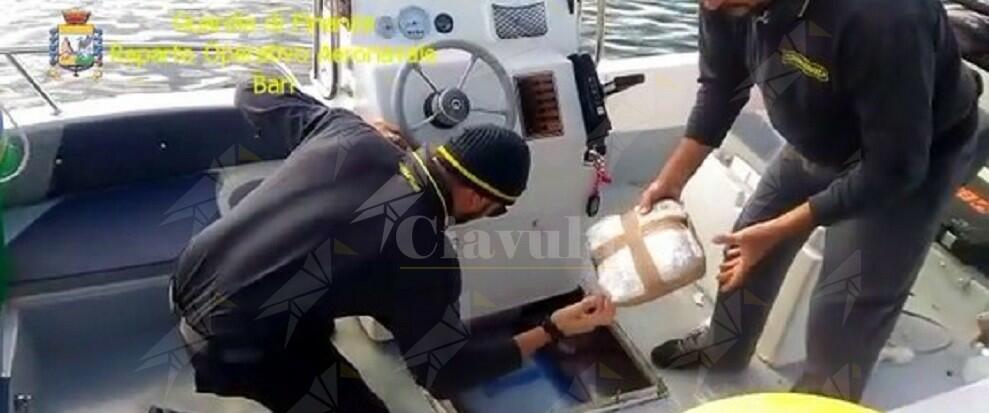 Maxi sequestro di droga, fermata un’imbarcazione con oltre 300 kg di marijuana. Arrestato uno scafista