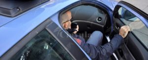Per evitare il controllo fugge alla polizia e finisce la corsa andando a sbattere con 4 veicoli item-thumbnail