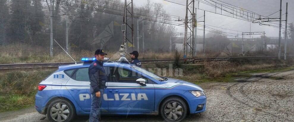 Si sdraia sui binari per farla finita. Donna salvata dagli agenti di polizia