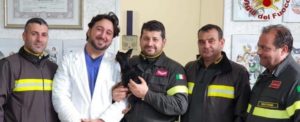 Vigili del fuoco salvano un cagnolino da una casa in fiamme item-thumbnail