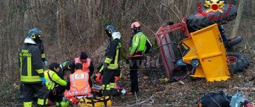 Trattore si ribalta, muore un uomo