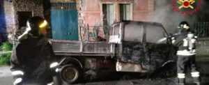Calabria: autofurgone in fiamme, provvidenziale l’intervento dei vigili del fuoco item-thumbnail