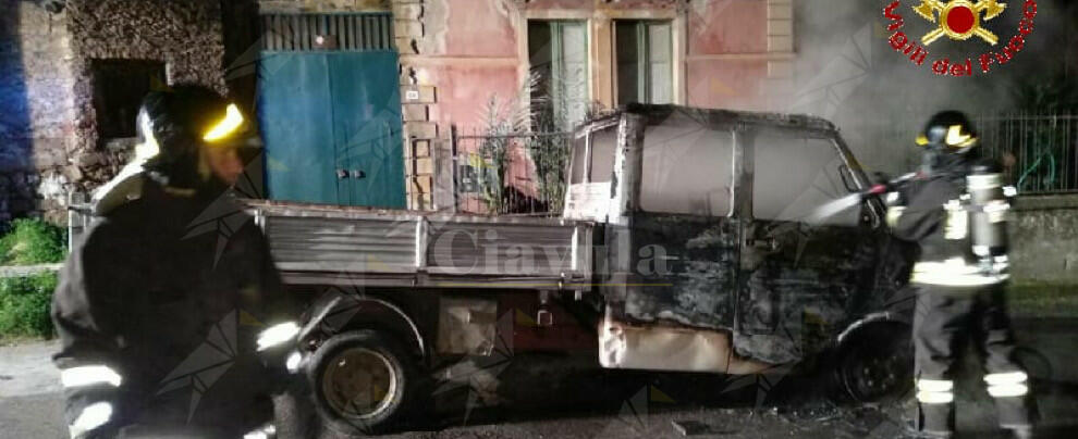 Calabria: autofurgone in fiamme, provvidenziale l’intervento dei vigili del fuoco
