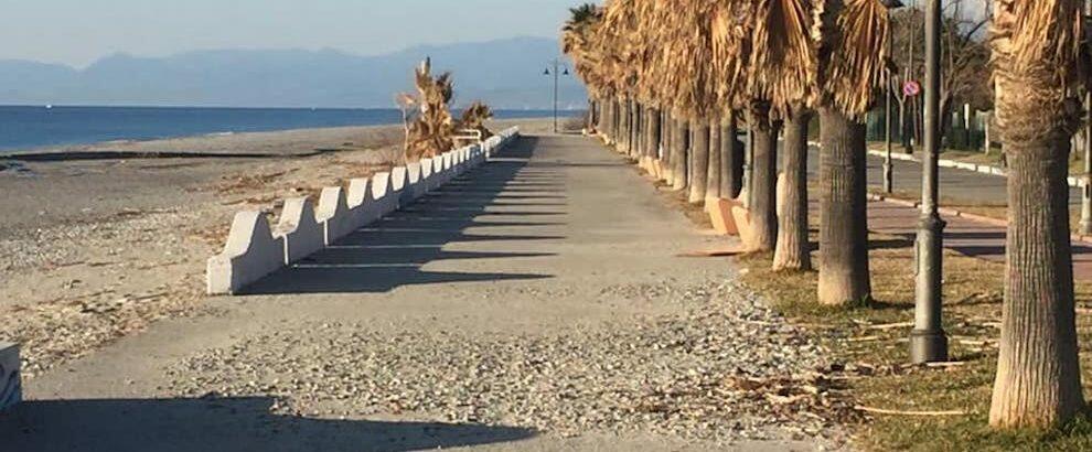 Slalom tra le cacche dei cani sul lungomare di Caulonia