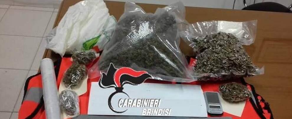 Beccato in casa con 1kg di droga, finisce ai domiciliari