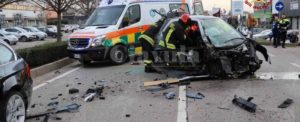 Tremendo incidente tra due auto, 97enne rimane incastrato nell’abitacolo item-thumbnail