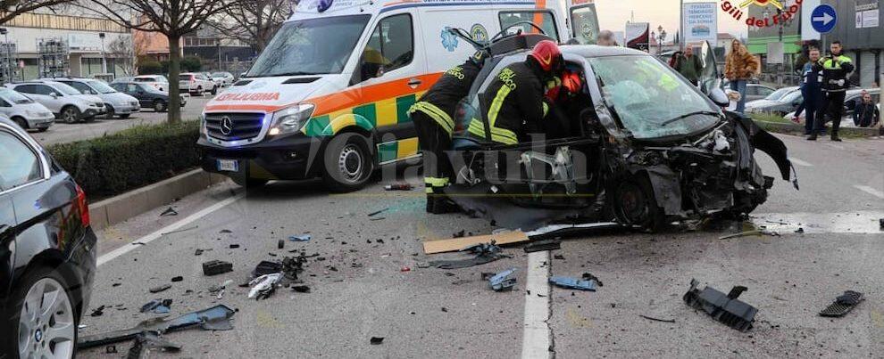 Tremendo incidente tra due auto, 97enne rimane incastrato nell’abitacolo