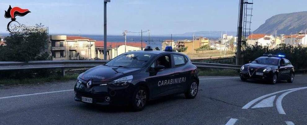 Bagnara Calabra, gettava animali morti e rifuti nelle proprietà dei vicini: divieto di dimora per una donna