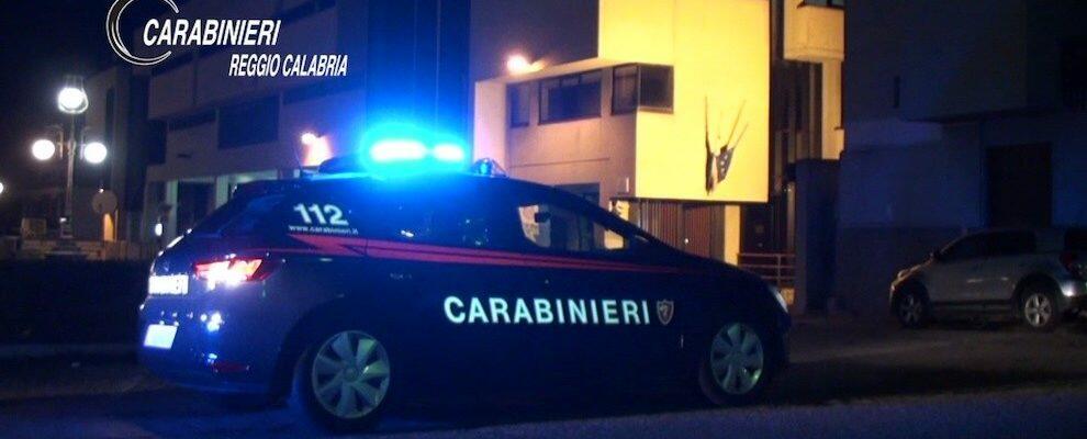 Pugni, schiaffi e minacce di morte alla madre: ventenne finisce ai domiciliari