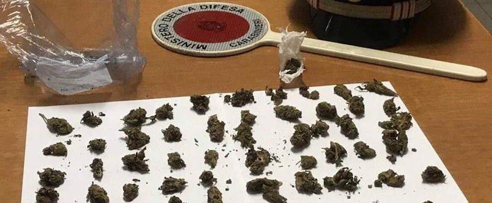 Beccati con 61 dosi di marijuana nascoste sotto il sedile dell’auto, tre arresti