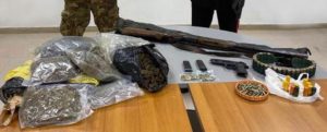 I carabinieri trovano armi, munizioni e 2kg di droga nel reggino item-thumbnail