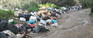 Siderno, l’Osservatorio cittadino segnala discarica abusiva nei pressi del torrente Garino item-thumbnail