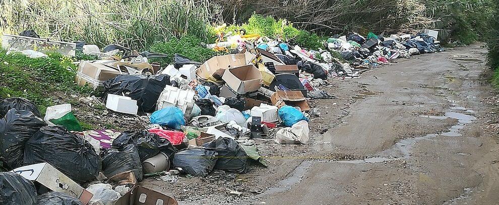 Siderno, l’Osservatorio cittadino segnala discarica abusiva nei pressi del torrente Garino