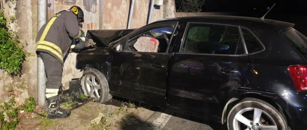 Incidente stradale sulla S.S. 106, auto si schianta contro un casolare: due feriti gravi