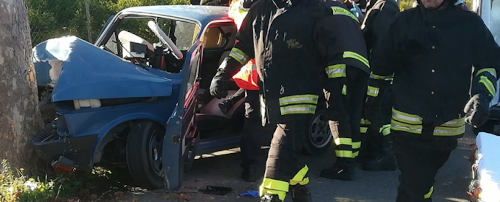 Locri, perde il controllo dell’auto e finisce contro un albero