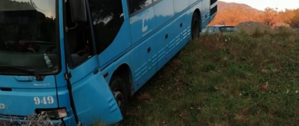 Paura a Gioiosa Ionica, autobus finisce fuori strada