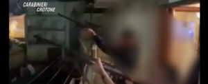 Capodanno in Calabria come nel “Far West”. Sparano dal balcone con dei fucili e mettono il video on line: denunciati item-thumbnail