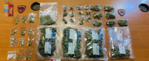 La polizia trova 3 fratelli in possesso di marijuana. Un arresto e due denunce item-thumbnail