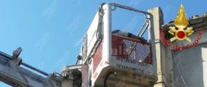 Calabria: sale sul tetto per sistemare l’antenna, ma si blocca per una crisi di panico. Salvato dai vigili del fuoco item-thumbnail