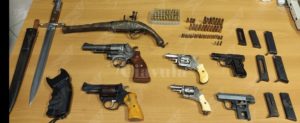 Arrestato a Roma 75enne di origini calabresi, nascondeva in casa 6 pistole, un taser ed una baionetta item-thumbnail