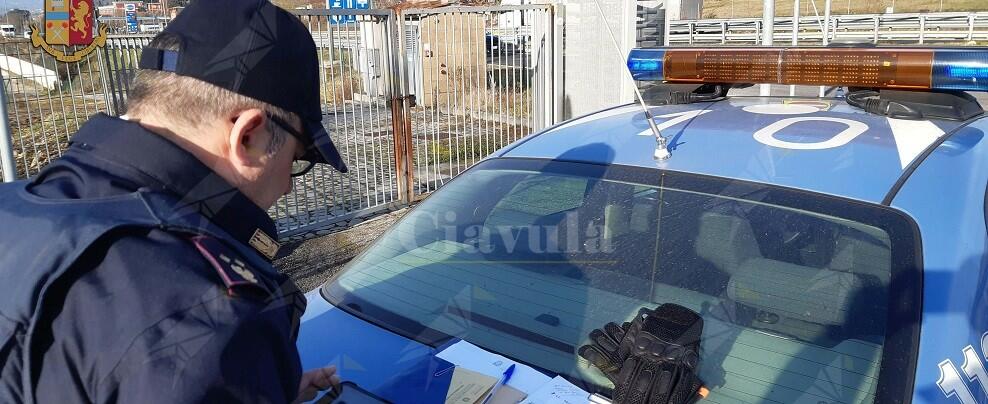 Sorpassa in curva una colonna di auto, multa da 300 euro e patente ritirata