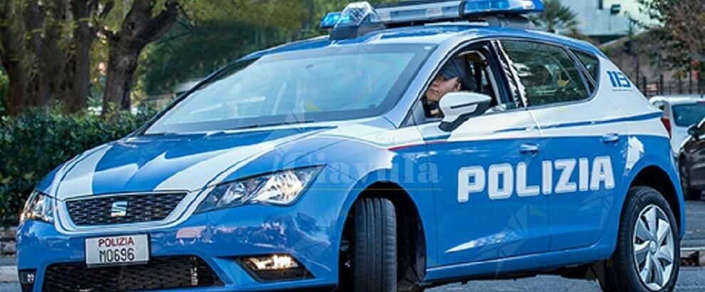 Tentano di eludere un controllo della polizia e si ribaltano con l’auto dopo un pericoloso inseguimento