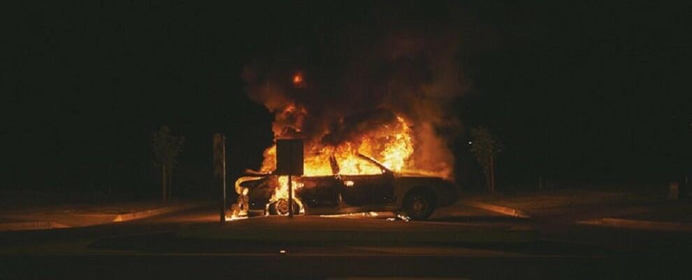 Incendiata un’ambulanza e alcune auto a Reggio Calabria, fermato il presunto autore