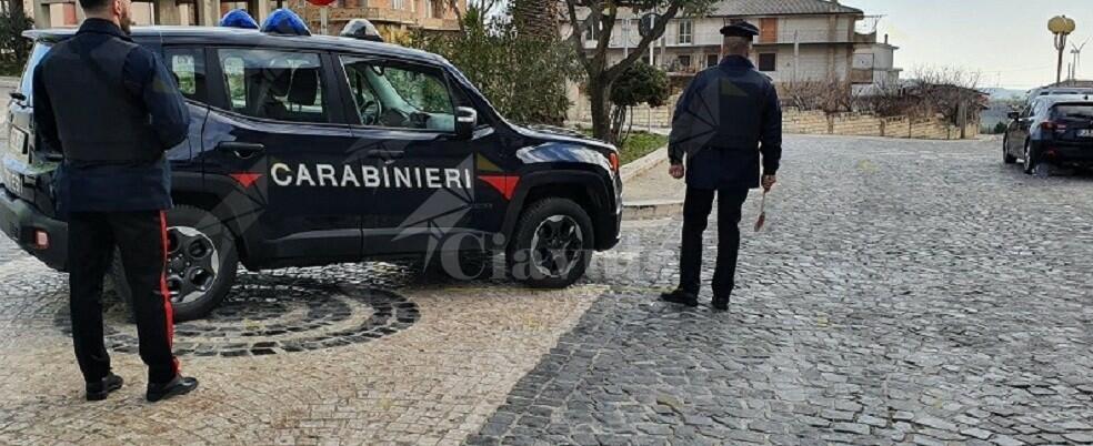 Pesta gli anziani genitori e la compagna, arrestato