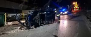 Incidente stradale: auto si ribalta, estratto dalle lamiere dai vigili del fuoco item-thumbnail