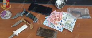 Trovato in possesso di 140 grammi di hashish e 3 coltelli, arrestato item-thumbnail