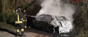 Auto prende fuoco sulla provinciale di Vibo Valentia, intervengono i vigili del fuoco item-thumbnail