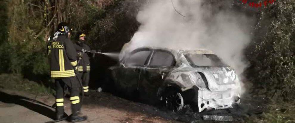 Auto prende fuoco sulla provinciale di Vibo Valentia, intervengono i vigili del fuoco