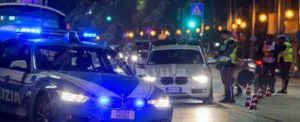 Fugge all’Alt della polizia: dopo un inseguimento si schianta contro una trattoria, denunciato minorenne item-thumbnail
