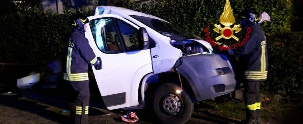 Tremendo incidente stradale, furgoncino si spezza a metà