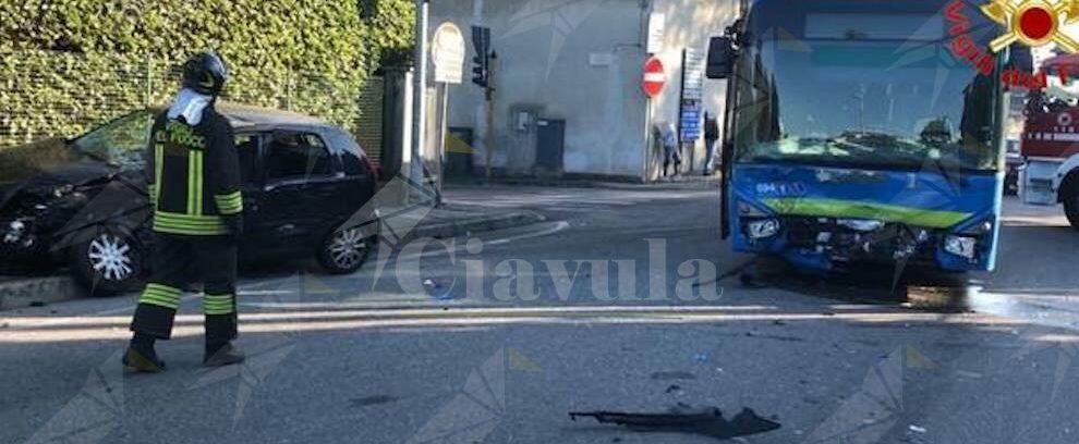 Schianto tra auto e bus, un ferito