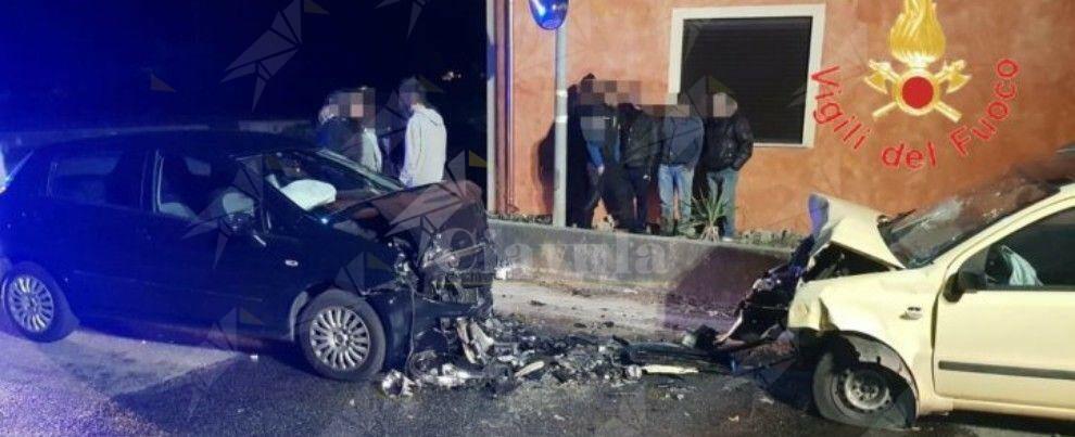 Scontro frontale tra due auto in Calabria, donna rimane incastrata nell’abitacolo