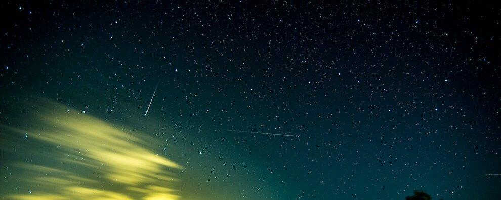 Frammento di meteorite illumina il cielo dello Stretto: spettacolo tra Reggio Calabria e Messina