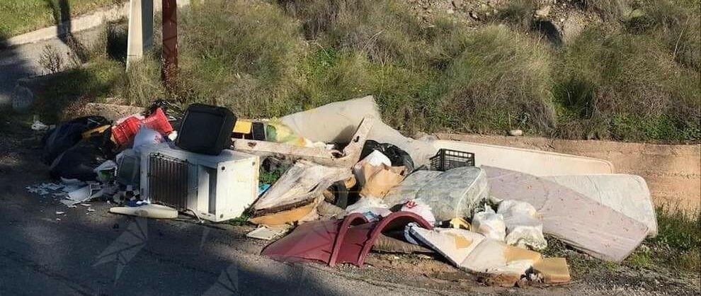 Caulonia: Incivili abbandonano rifiuti ingombranti a Carrubbara