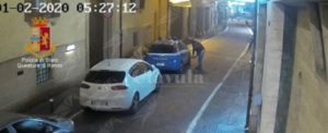 Danneggia 3 auto della polizia, identificato e denunciato item-thumbnail