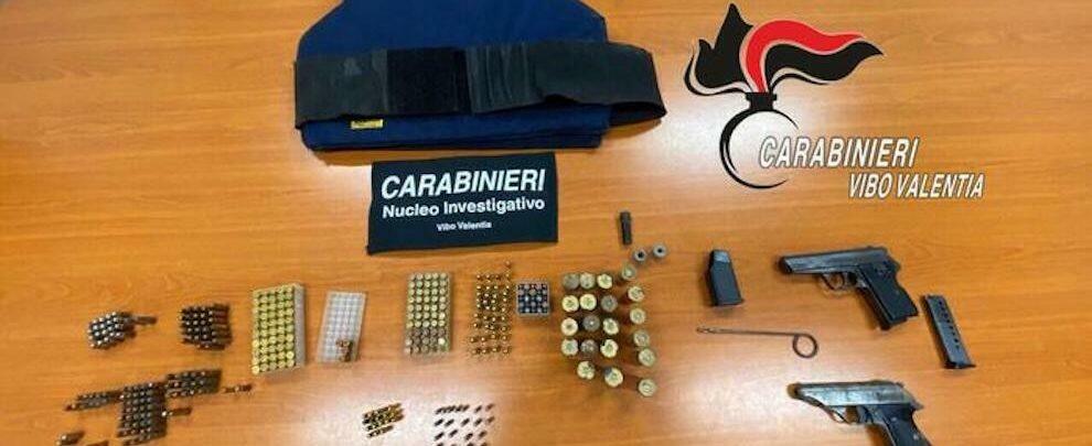 Trovato un vero e proprio arsenale nascosto tra le pareti di un appartamento, arrestata una donna