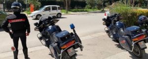 Non si ferma all’alt e fugge in moto a folle velocità per le vie del centro: finisce ai domiciliari item-thumbnail