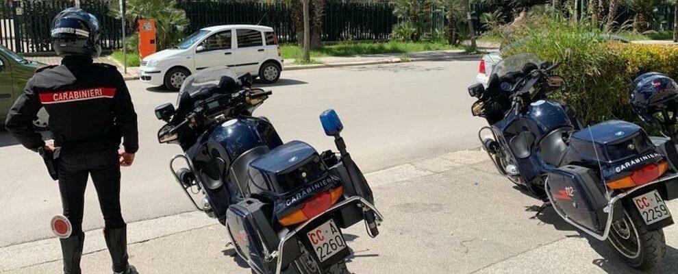 Non si ferma all’alt e fugge in moto a folle velocità per le vie del centro: finisce ai domiciliari