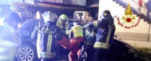 Perde il controllo dell’auto e finisce la sua corsa contro il cancello di un’abitazione. In tre finiscono in ospedale item-thumbnail