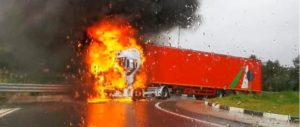 Autoarticolato in fiamme sulla statale 106 item-thumbnail