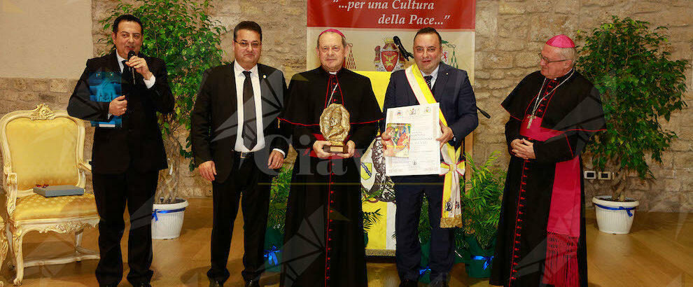 Il vescovo di Locri-Gerace riceve il Premio Internazionale Bonifacio VIII